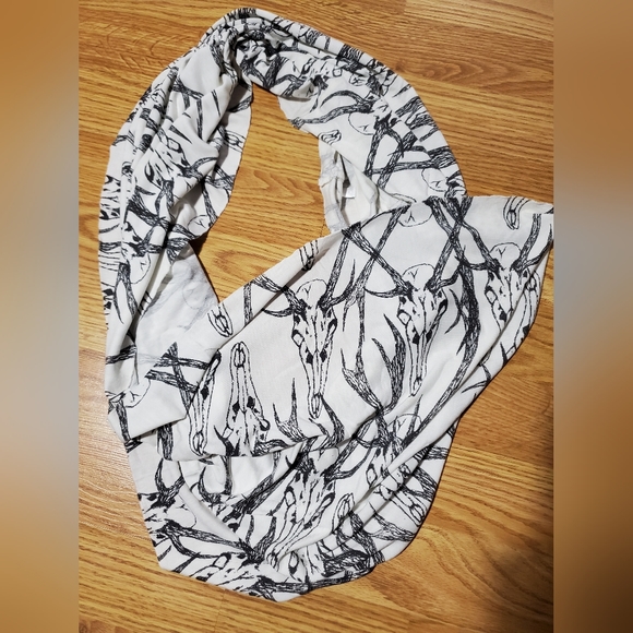 TopShop Deer Skull Infinity Scarf - Picture 2 of 4